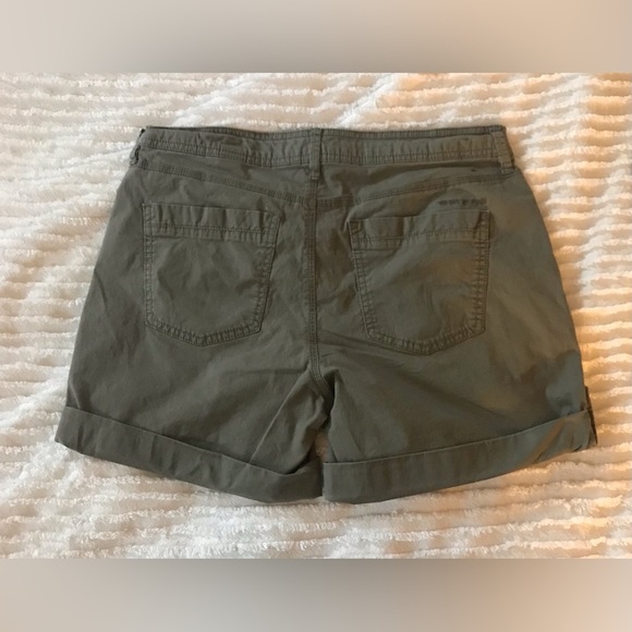 DKNY Jeans Green Camo Color Cuffed Shorts Size 4 - Picture 3 of 6